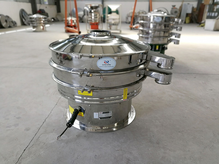全不銹鋼振動(dòng)篩整機(jī)采用不銹鋼拋光而成，干凈衛(wèi)生，可避免原料被污染